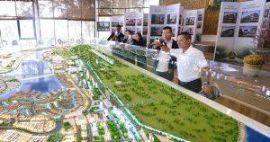 Mô hình dự án bất động sản được trưng bày tại sự kiện, khách tham quan chụp ảnh tìm hiểu