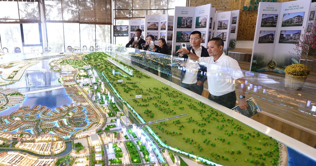 Mô hình dự án bất động sản được trưng bày tại sự kiện, khách tham quan chụp ảnh tìm hiểu