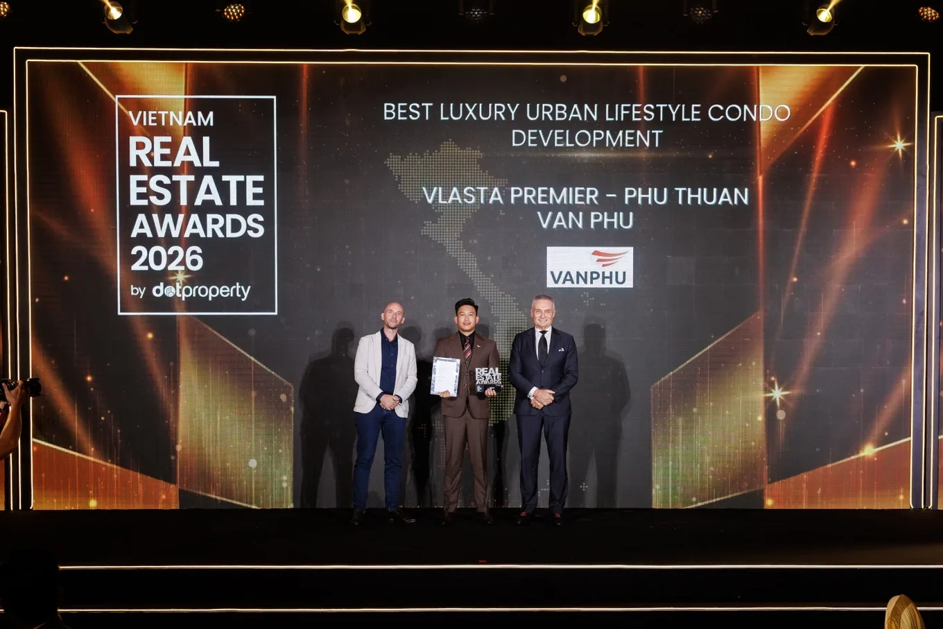 Đại diện Văn Phú nhận giải dự án Vlasta Premier - Phú Thuận hạng mục condo hạng sang