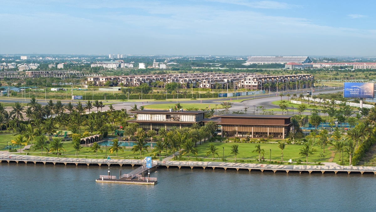 Khu đô thị Izumi City với hồ nước, khu tiện ích và dãy nhà phố nhìn từ trên cao