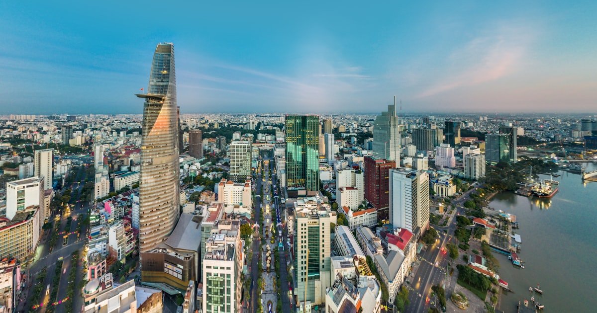 Toàn cảnh trung tâm TP.HCM nhìn từ trên cao, khu vực gần sông Sài Gòn giáp bán đảo Thủ Thiêm