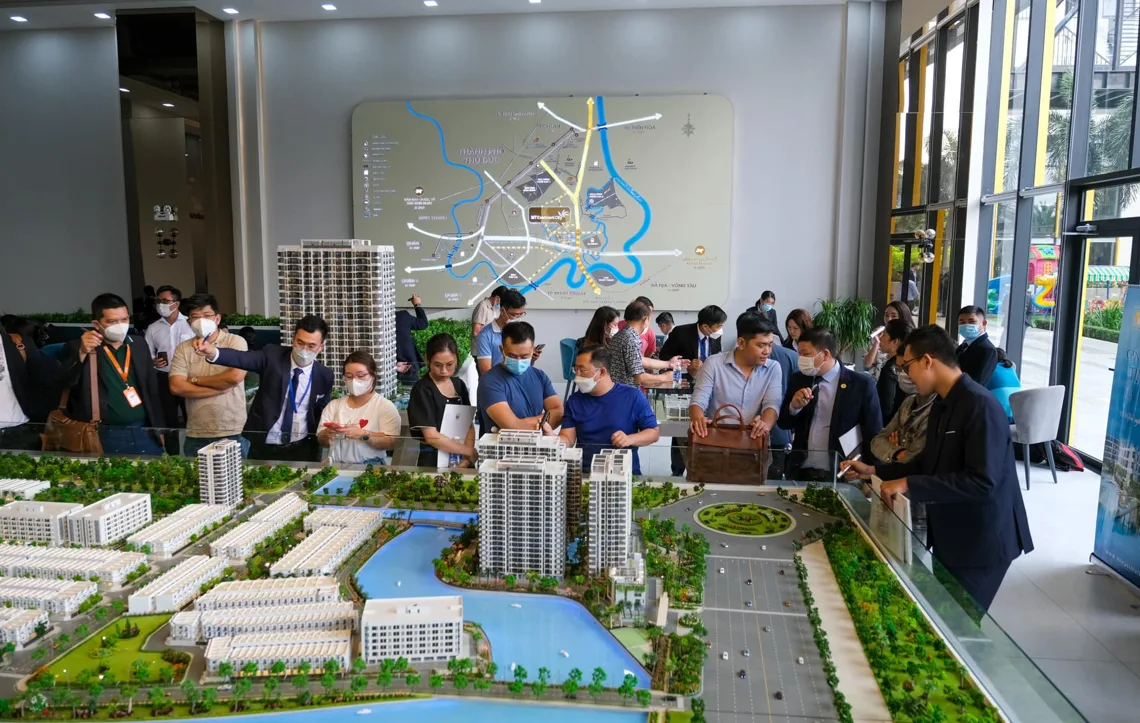 Khách hàng tìm hiểu sa bàn dự án và bản đồ kết nối khu vực Thủ Đức trong sự kiện giới thiệu chính sách thanh toán