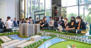 Khách tham quan sa bàn dự án bất động sản tại sự kiện giới thiệu chính sách bán hàng